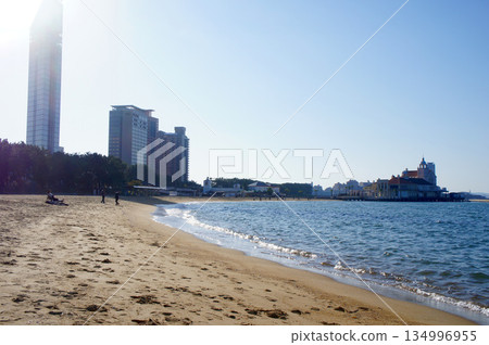 Sea and sandy beach of "Seaside Momochi Seaside Park" in Sawara Ward, Fukuoka Prefecture_37 134996955