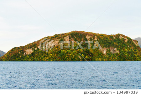 青森縣、十和田市、中湖、禦倉半島、夕陽染成的御倉山 青森縣、十和田市、中湖、禦倉半島、夕陽染成的御倉山 134997039