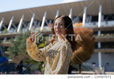 女人擺姿勢 134997071