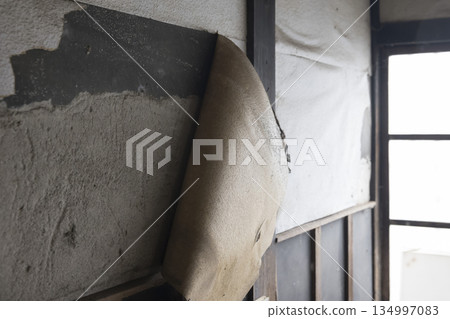 老房子的牆壁,牆紙已經剝落。 老房子的牆壁,牆紙已經剝落。 134997083