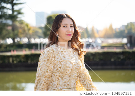 一位年輕女子在冬日公園散步 134997131
