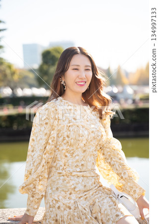 一個年輕女子微笑著擁抱 134997133