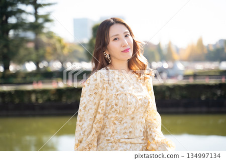 一位年輕女子在冬日公園散步 134997134