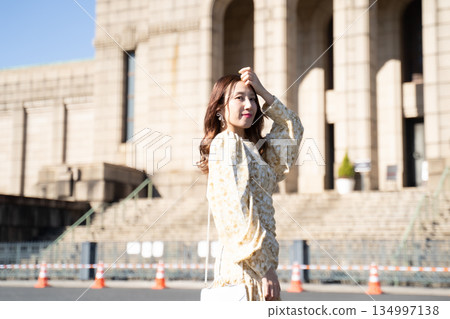 站立在大廈前面的婦女 134997138