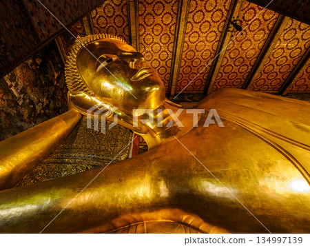 泰國曼谷臥佛寺（Wat Pho）內的金色臥佛像 134997139