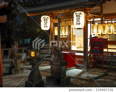 Inari Shrine on New Year's Day with its doors open 134997156