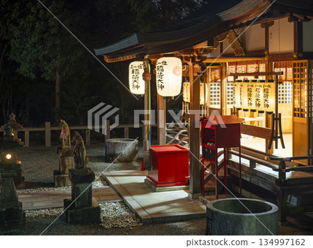 Inari Shrine on New Year's Day with its doors open 134997162
