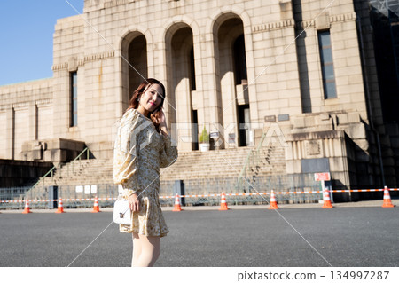 站立在大廈前面的婦女 134997287