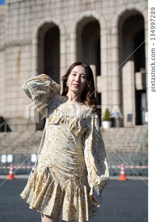 站立在大廈前面的婦女 134997289