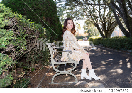 一個少婦坐公園長椅 134997292