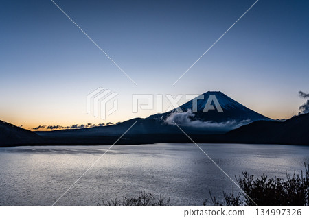 富士山和山梨縣本棲湖的新年第一縷陽光 富士山和山梨縣本棲湖的新年第一縷陽光 134997326