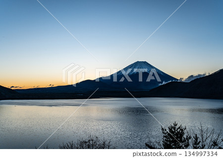 富士山和山梨縣本棲湖的新年第一縷陽光 134997334