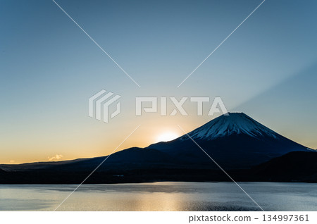 Mount Fuji and the first sunrise of the year from Lake Motosu in Yamanashi Prefecture Mount Fuji and the first sunrise of the year from Lake Motosu in Yamanashi Prefecture 134997361
