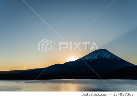 Mount Fuji and the first sunrise of the year from Lake Motosu in Yamanashi Prefecture Mount Fuji and the first sunrise of the year from Lake Motosu in Yamanashi Prefecture 134997362