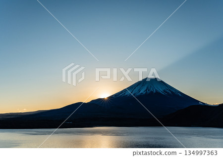 富士山和山梨縣本棲湖的新年第一縷陽光 134997363