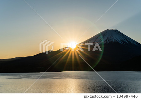 富士山和山梨縣本棲湖的新年第一縷陽光 134997440