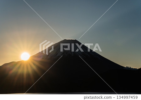 富士山和山梨縣本棲湖的新年第一縷陽光 134997459