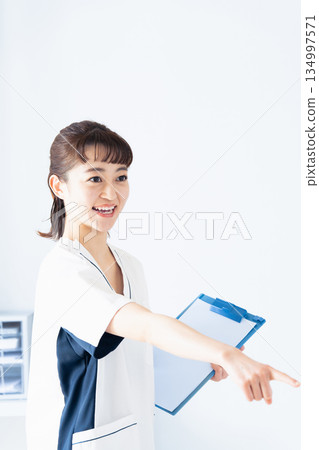 女護士拿著一份文件 134997571