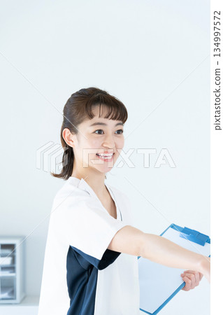 女護士拿著一份文件 134997572