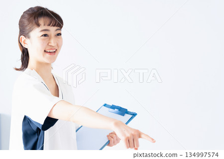 女護士拿著一份文件 134997574