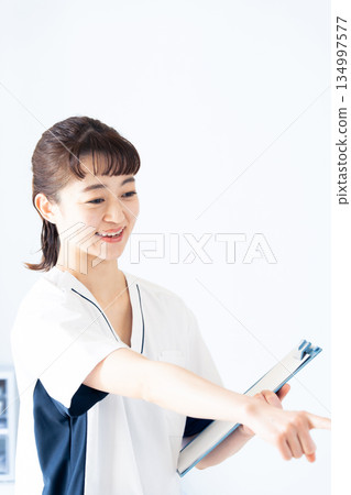 女護士拿著一份文件 134997577