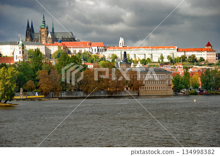 捷克共和國首都布拉格，伏爾塔瓦河右岸的聖維特大教堂 134998382