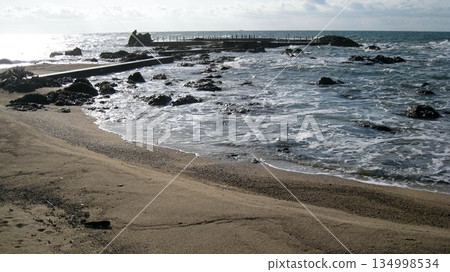 晴朗的冬日，日本海的白色浪花拍打著沙灘。 134998534
