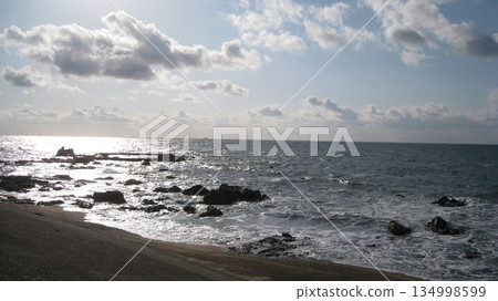 晴朗的冬日,日本海的白色浪花拍打著沙灘。 晴朗的冬日,日本海的白色浪花拍打著沙灘。 134998599