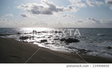 晴朗的冬日,日本海的白色浪花拍打著沙灘。 晴朗的冬日,日本海的白色浪花拍打著沙灘。 134998600