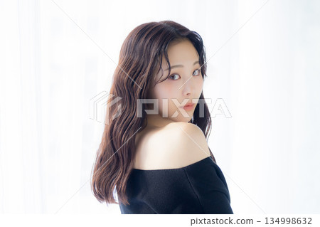 A woman who turns around A woman who turns around 134998632
