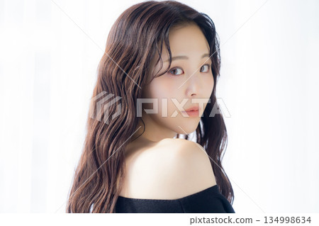 A woman who turns around A woman who turns around 134998634