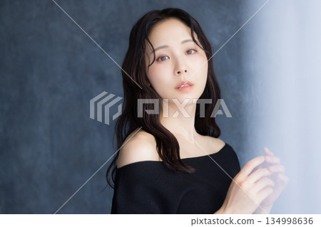 A woman who turns around 134998636