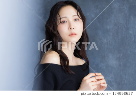 A woman who turns around 134998637