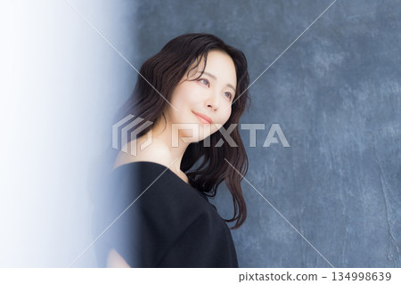 A woman who turns around A woman who turns around 134998639