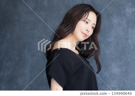 A woman who turns around A woman who turns around 134998640