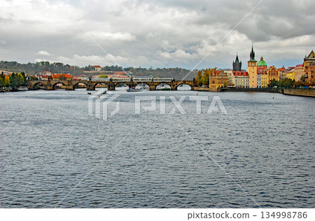 捷克共和國首都布拉格，伏爾塔瓦河上的查理大橋 134998786