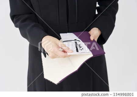 一名身穿喪服的婦女用布塊送上慰問禮物，白色背景，無臉 134998801