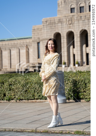 婦女享受觀光 134998972