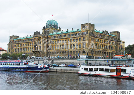 捷克共和國，首都布拉格，伏爾塔瓦河，工業和貿易部前的遊輪 134998987
