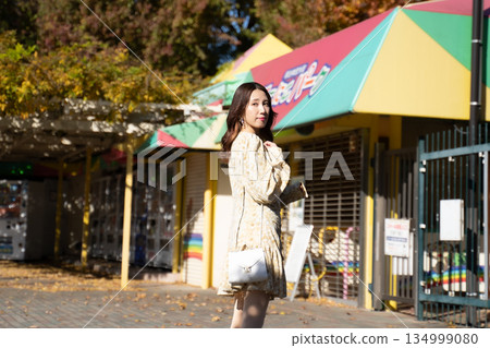 一位年輕女士瞄準 134999080