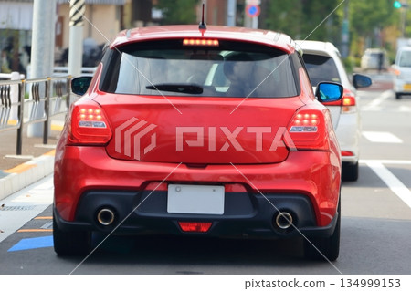 紅色緊湊型車 紅色緊湊型車 134999153