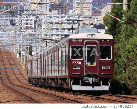 阪急今津北線列車正駛近仁川站 阪急今津北線列車正駛近仁川站 134999234