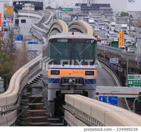 大阪單軌電車2000系列列車在澤良木站附近運行 134999239