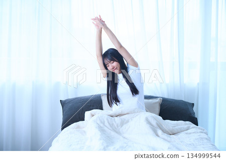 在床上伸展雙臂 134999544