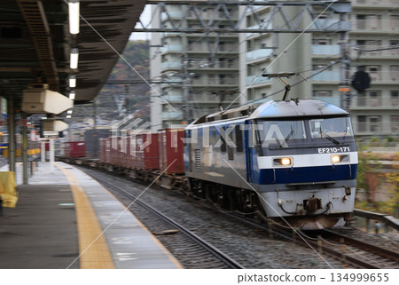 A freight train hauled by EF210 passes through Shimamoto Station on the Tokaido Main Line 134999655