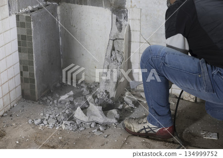 一名男工人正在用電動鑿岩機破碎混凝土 134999752