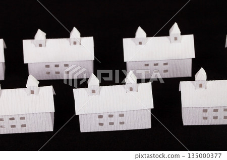 手工紙藝（微縮模型）房屋，城鎮景觀，黑色背景 135000377