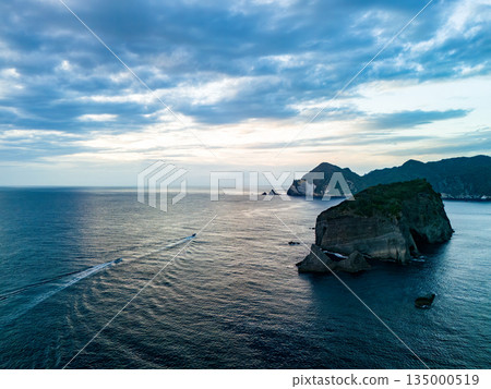 黃昏時分，無人機拍攝的堀島濱附近海域景色。一艘漁船正在進行日落巡航。堀島濱，中木，南伊津町 135000519