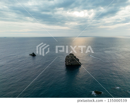 黃昏時分，無人機拍攝的堀島濱附近海域景色。一艘漁船正在進行日落巡航。堀島濱，中木，南伊津町 135000539