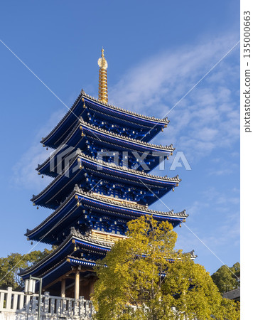 一座鮮豔的藍色五層寶塔 135000663